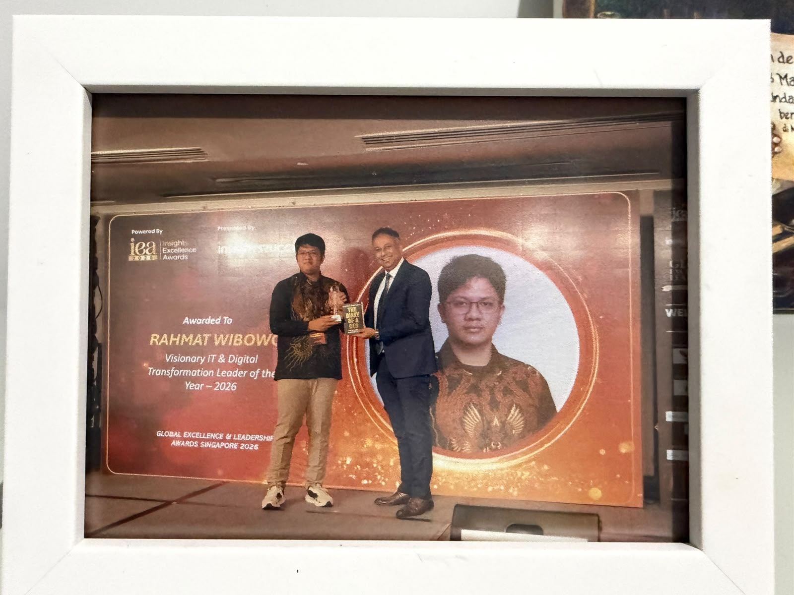 Rahmat Wibowo receiving the Visionary IT and Digital Transformation Leader of the Year 2026 award