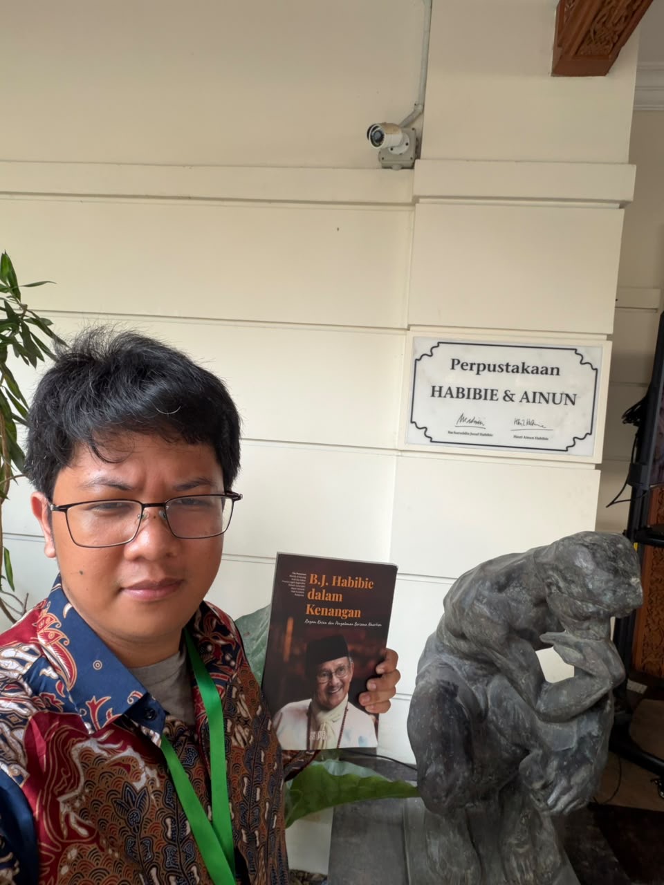 Rahmat Wibowo at Perpustakaan Habibie and Ainun, holding B.J. Habibie dalam Kenangan