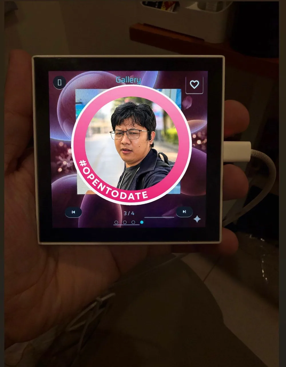 Layar ESP32 dengan bingkai #OpenToDate